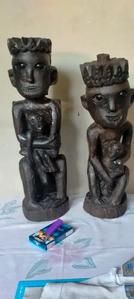 Sepasang patung gendong anak dari suku dayak