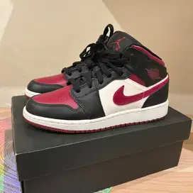 Air Jordan 1 Mid Toe (GS) Size 38