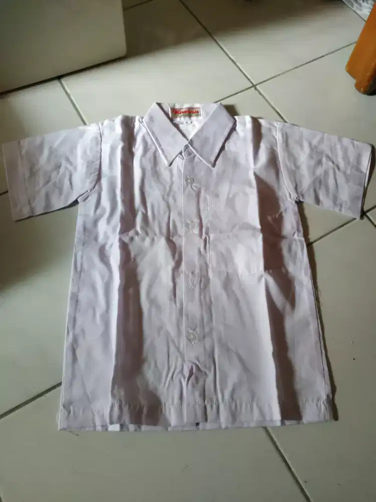 Baju putih anak.