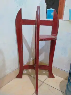 Dudukan guci dari kayu