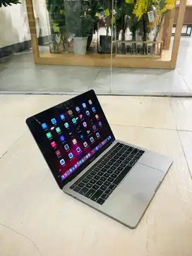 Macbook Pro 13 in 2019 i5 16 256gb