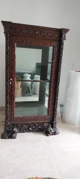 Lemari antik model kaki anjing