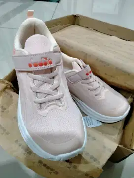 Sepatu Diadora Wanita