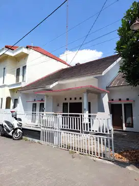 Rumah luas dan Nyaman di Banjeng Maguwoharjo