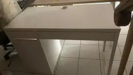 Meja ada lemari
