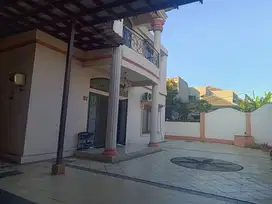 Rumah mediteran 2 lantai Pantai Mentari Terawat Siap Huni Parkir Luas