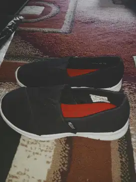 Sepatu sekolah anak