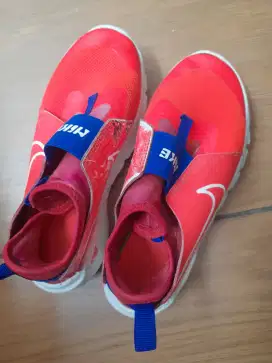 Sepatu anak warna merah