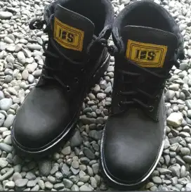 Sepatu safety baru, model redwings