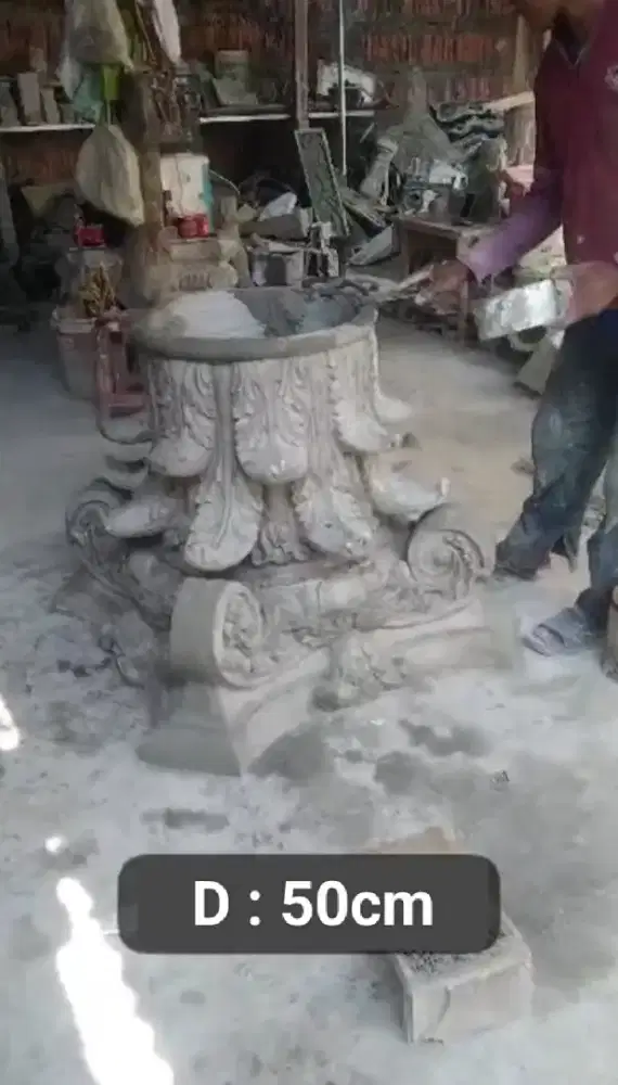 Ornament mahkota pilar