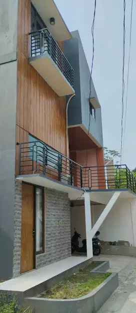Di jual rumah 3 lantai harga 600jt nego