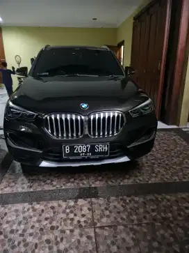 Mobil beli dari baru pemakain pribadi.