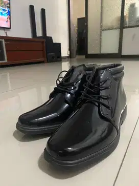 Sepatu formal model semi boots