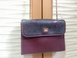 Sling bag maroon merk Land