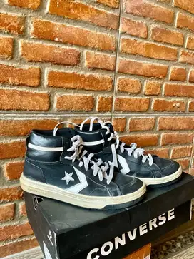 Sepatu converse original leather unisex black & white size 41