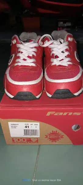 Sepatu Sneakers merk FANS size 41