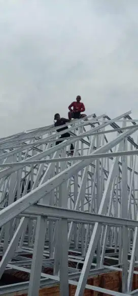 Ahli pemasangan baja ringan