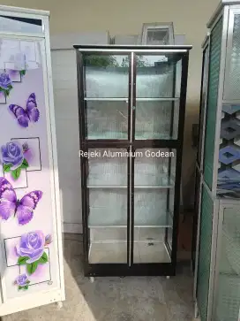 Lemari sap kaca bawah keramik Roda