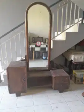 Meja rias kuno istimewa