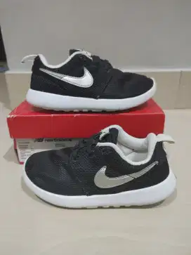 Sepatu preloved anak