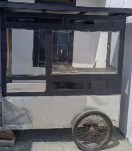 Gerobak Kayu dan Kaca