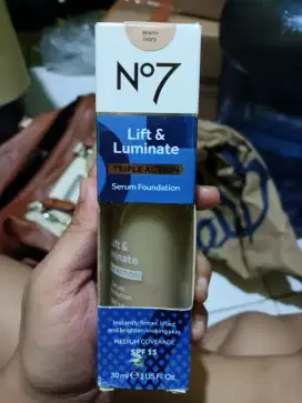 NO7 LIFT&LUMINATE TRIPLE ACTION SERUM FOUNDATION WARM IVORY MEDIUM COV