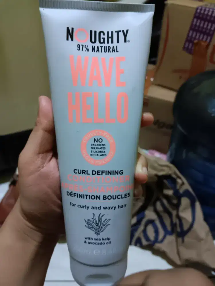 BOOTS NOUGHTY 97%NATURAL WAVE HELLO CURL DEFINING CONDITIONER DEFINITI