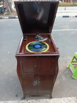 Gramaphone cabinet victrola