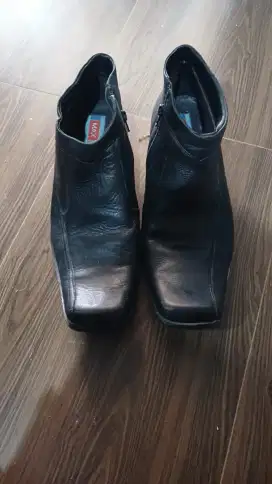 Sepatu pantofel kulit