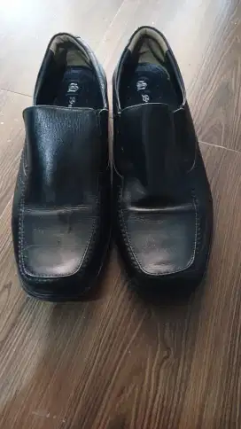 Sepatu pantofel kulit