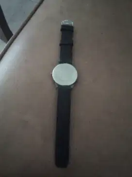 Jam tangan yang berwarna hitam.