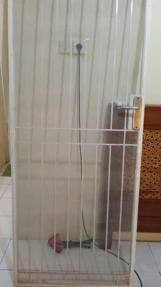 Pintu besi rumah