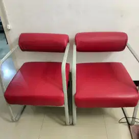 Kursi merah kulit tebal kokoh