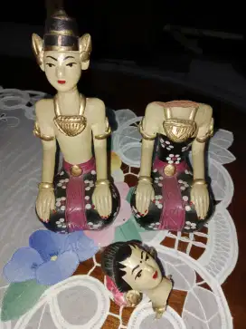 Pajangan loro blonyo kepala wanitanya putus tp sudah di lem ...