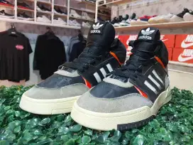 ADIDAS DROP STEP BLACK ORANGE

Size 41.5