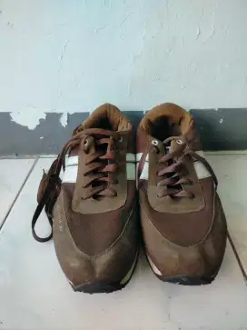 Sepatu pria coklat tua