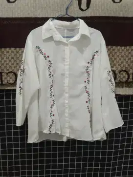 Atasan putih motif kembang