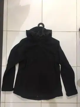 Jaket hitam wanita