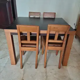 Meja makan empat kursi