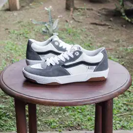 Sepatu Sneakers Pria Vans Skate Pro Rowan 2 Grey White Original Resmi