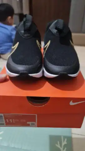 Sepatu Nike Hitam Gold