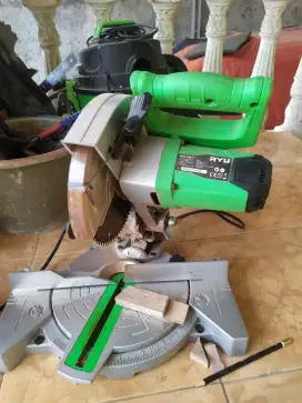 Miter saw atau alat potong