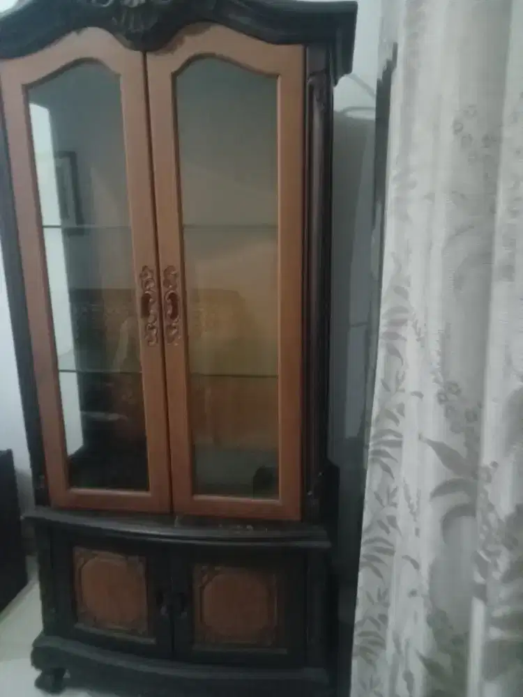 Lemari Pajangan