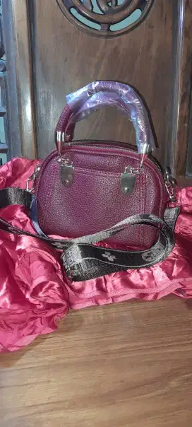 Tas pesta kondangan maroon