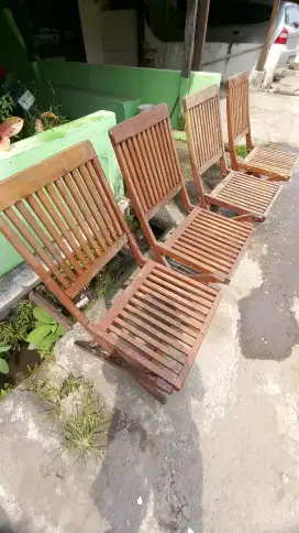 1 set Kursi lipat kayu