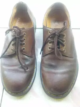 Sepatu Dr Martens coklat