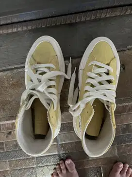 Converse size 37