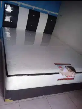 Kasur springbed putih kepala hitam putih