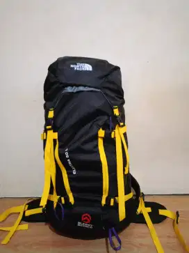 carrier dan sepatu gunung