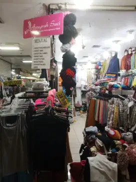 Spg wanita berhijab jaga toko itc kuningan
